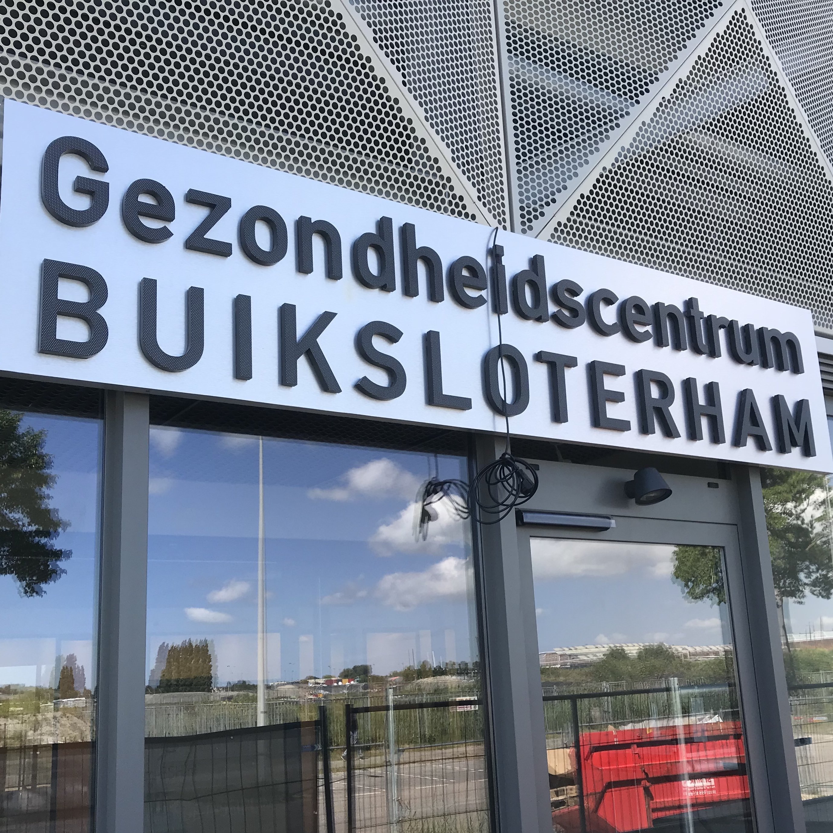 lichtreclame met doorgestoken letters