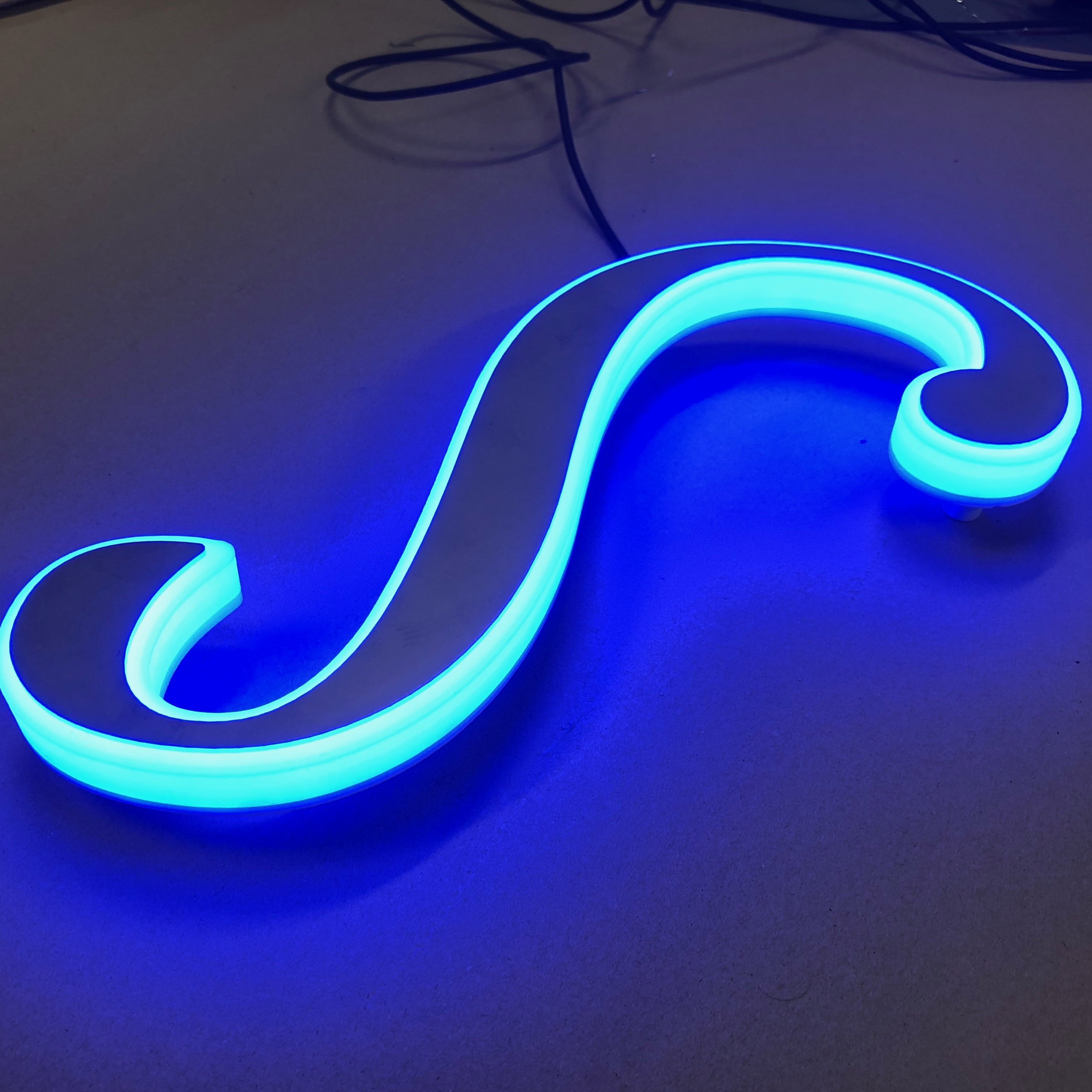 Blauwe led letter S met RVS